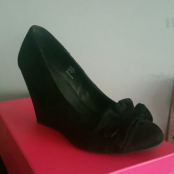 Shoes - Picture 2 of 7